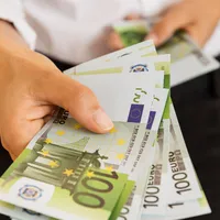 Mai mulți bani din salariu pentru unii români din Germania. Sunt mii de euro pe an - Foto: Freepik.com (rol ilustrativ)
