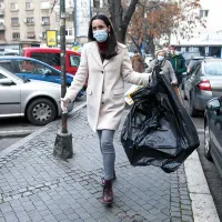 RĂZBOI   În decembrie 2020, primarul  Clotilde Armand a ieșit la strâns gunoiul abandonat de Romprest - Foto: INQUAM PHOTOS/ Octav Ganea