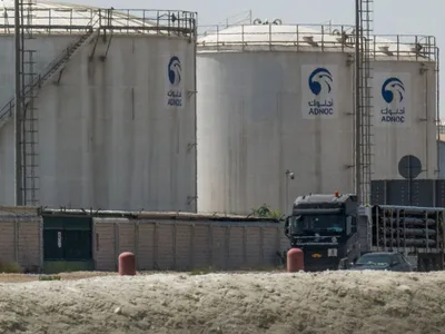 Un camion trece pe lângă ADNOC Gas, o subsidiară a grupului ADNOC - Foto: Profimedia Images