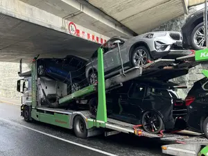 Un șofer român s-a înfipt cu TIR-ul plin cu BMW-uri noi într-un pod. Le-a „decapotat” - Foto: kleinezeitung.at