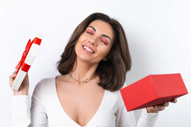 Femeie cu o cutie de bijuterii - Foto: Freepik (Imagine cu rol ilustrativ)