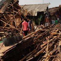 VIDEO Peste 30 de morţi şi zeci de dispăruţi în urma trecerii taifunului Rai în Filipine / Al Jazeera