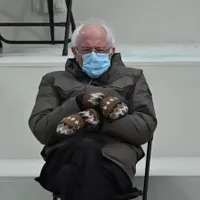 Mănușile senatorului american Bernie Sanders au devenit virale pe rețelele sociale/FOTO: Twitter