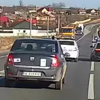 O mașină de poliție a blocat banda doi. O șoferiță de pe banda unu i-a luat agresiv fața. / Foto: captură video