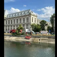Un șofer băut bine a ajuns cu mașina în râul Dâmbovița - Foto: ISU