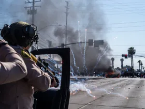 Proteste violente privind imigraţia, la Los Angeles. Trump desfăşoară Garda Naţională - Foto: Profimedia Images