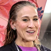 Care celebrități sunt criticate pentru că își etalează părul alb. Trecerea anilor își spune cuvântul instagram.com/sarahjessicaparker