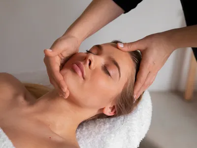 Cum să reduci obrajii și bărbia dublă acasă. O să arăți cu 5 ani mai tânără dacă faci asta zilnic - Foto: Freepik (Imagine cu rol ilustrativ)