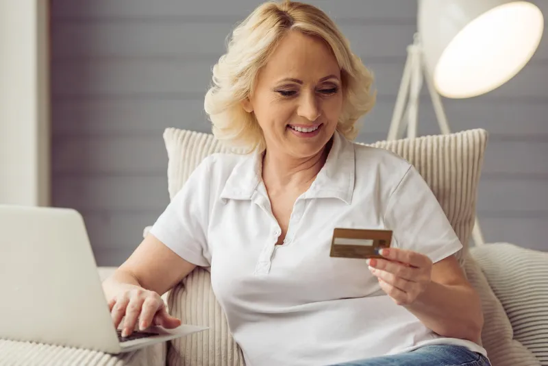 Pensionară cu cardul la pensie - Foto: Freepik