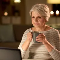 Ce fel de ceai să bei seara contra transpirației nocturne. Planta care luptă împotriva bufeurilor - Foto: Freepik (Imagine cu rol ilustrativ)