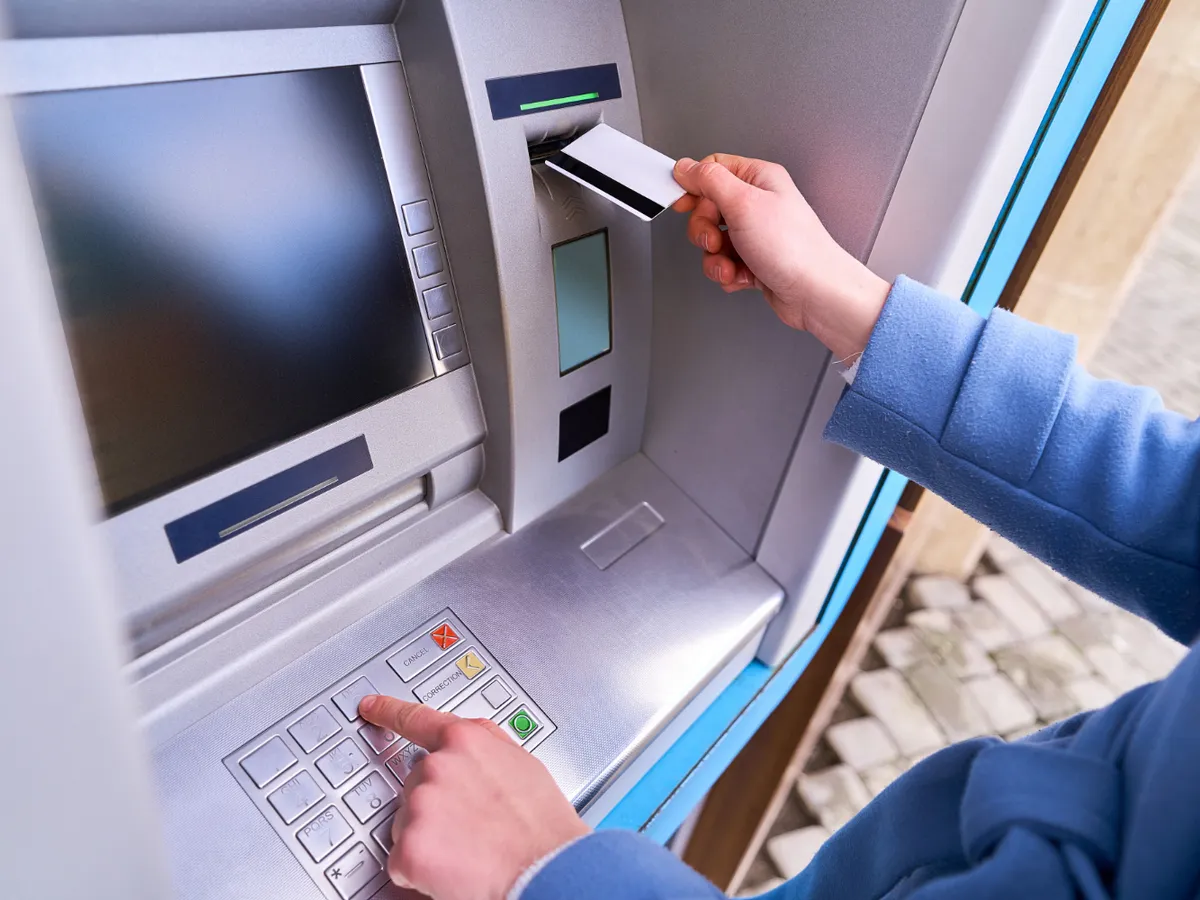 "Doriți chitanță?": greșeala banală de la bancomat care te poate lăsa fără niciun ban în cont