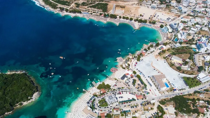 Orășelul Ksamil este una dintre cele mai căutate destinații de pe litoralul albanez, datorită plajelor cu parfum exotic. / Foto: albaniavisit.com