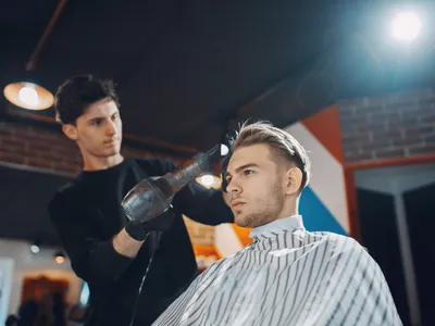 Ce greșeală fac cei mai mulți oameni când merg la tuns? De ce nu este suficient să vii cu o poză la stilist - Foto: Freepik (Imagine cu rol ilustrativ)