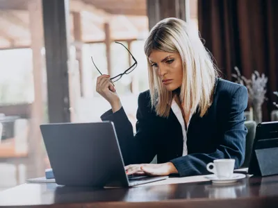 Femeie la birou - Foto: freepik (rol ilustrativ)