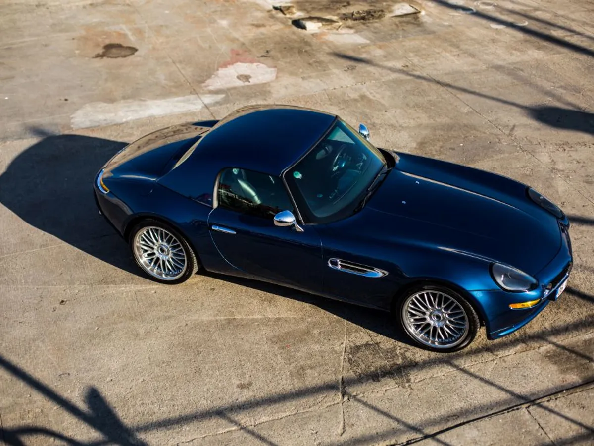 Jaguar clasic coupe pe hard court - Foto: Freepik/azerbaijan_stockers
