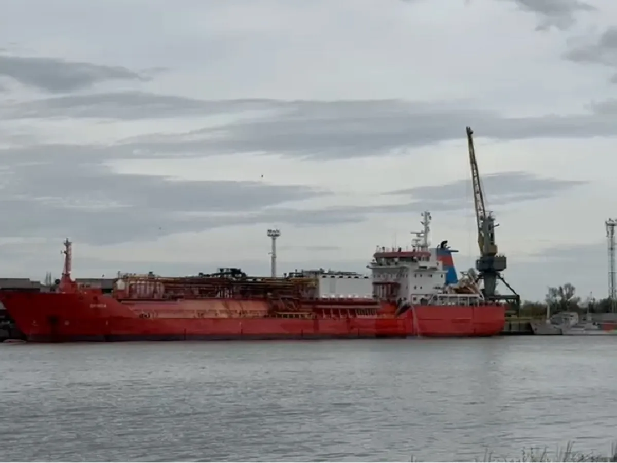 Nava lovită de dronă în Ucraina a fost stinsă - Foto: DSU