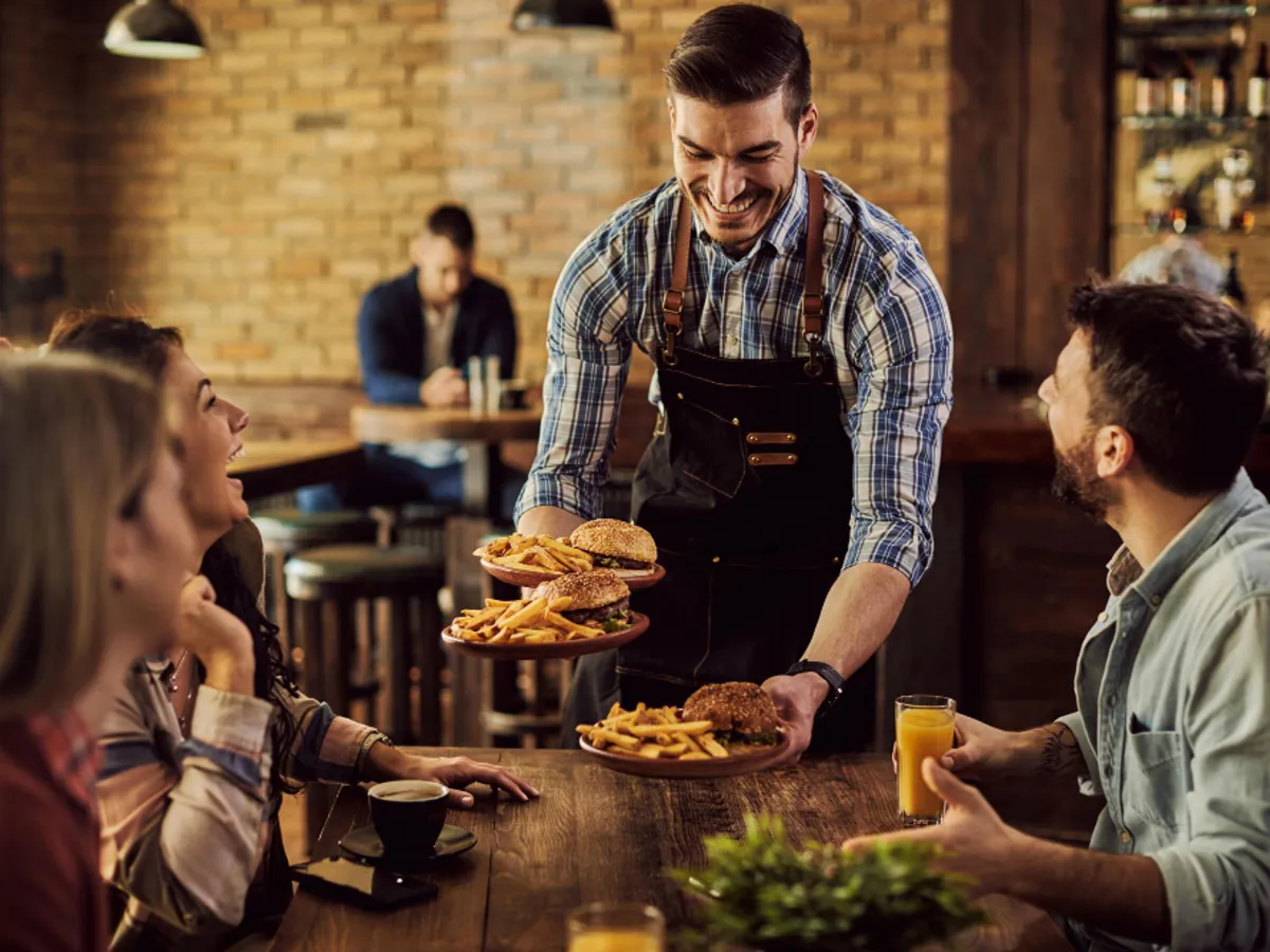 Cum scapă restaurantele de clienții chitroși? Regula stârnește indignare însă nu au ce face