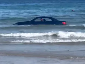 Un „smecher” cu BMW a rămas fără bolidul său după ce parcat pe plajă - Foto: Facebook/ St Agnes Coastguard Search & Rescue Team