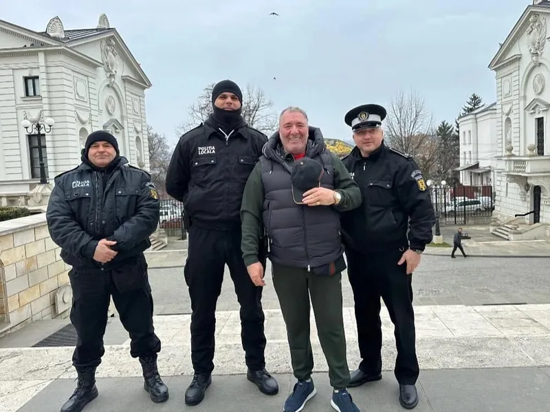 Interlopul Nelson Mondialu "gardat" de polițiștii locali din Iași Foto: Facebook