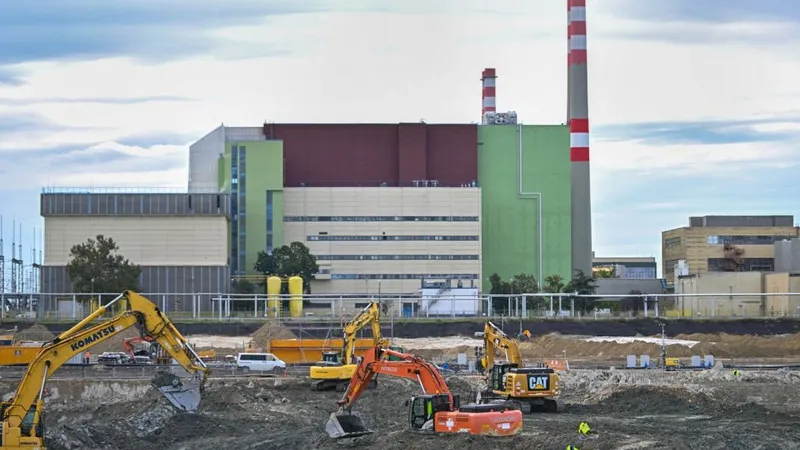Muncitorii pregătesc terenul pentru substructura blocurilor cinci și șase ale Centralei Nucleare Paks 2 - Foto: Profimedia Images