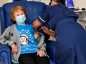 Prima persoană din lume care a fost vaccinată în afara studiilor clinice cu un ser anti-COVID, britanica Margaret Keenan. / Foto: reuters.com