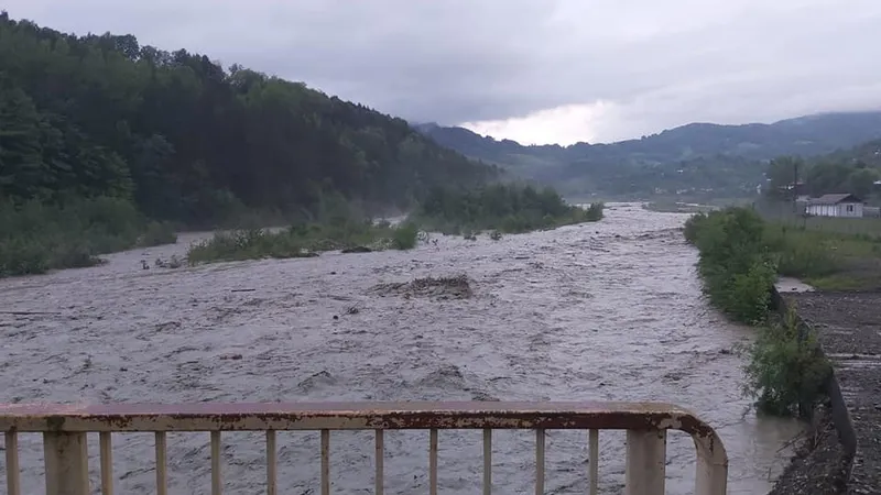49 de localităţi din 18 judeţe, afectate de viituri. Două persoane, luate de ape/FOTO: Facebook/IGSU
