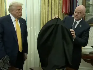 FOTO A dezvelit pe Biroul Oval ”bijuteria” cu design nemaivăzut! Reacția lui Donald Trump spune totul