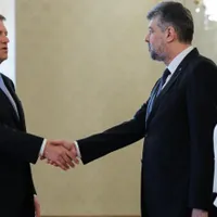 Ciolacu la Cotroceni, pe vremea când Covid-19 nu blocase contactele fizice Foto: Inquam
