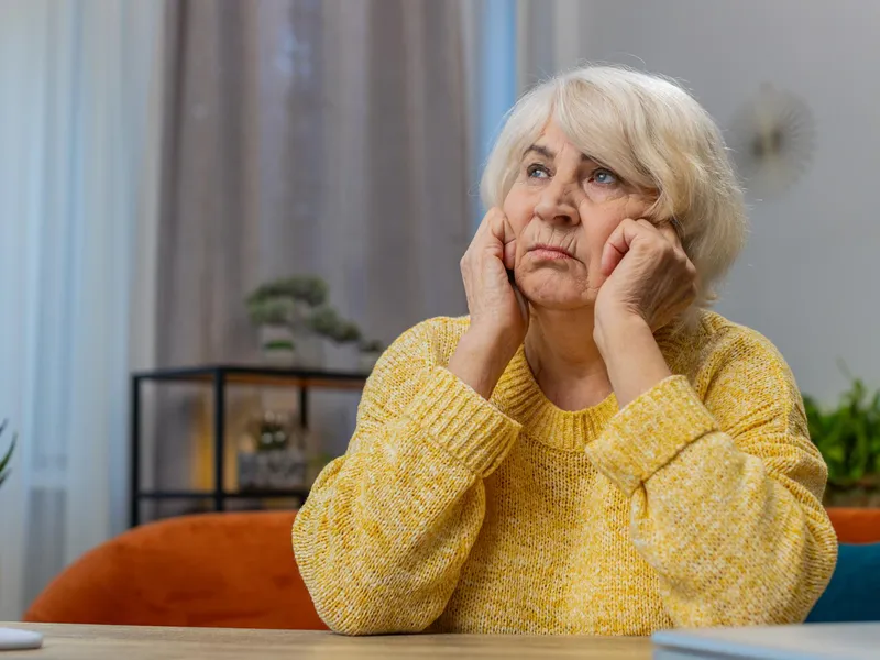 Pensionară, îngrijorată la pensie - Foto: Freepik