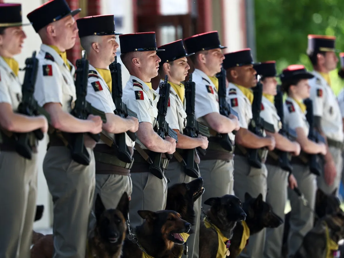 Francezii se înghesuie să se înroleze în armată. 2.300 de cereri, pentru cele 1.800 de locuri disponibile