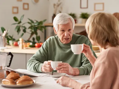 Pensionari la pensie vorbind - Foro: Freepik