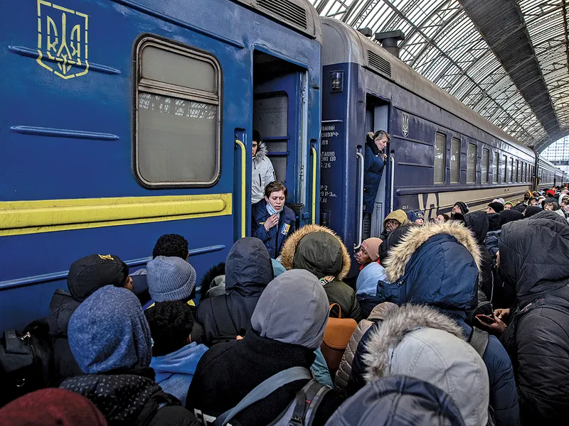 Mulțimile așteaptă să se îmbarce într-un tren către granița Lvov-Holovni în Polonia