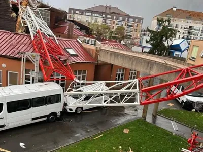 Tornada a trântit o macara peste casele oamenilor - Foto: X