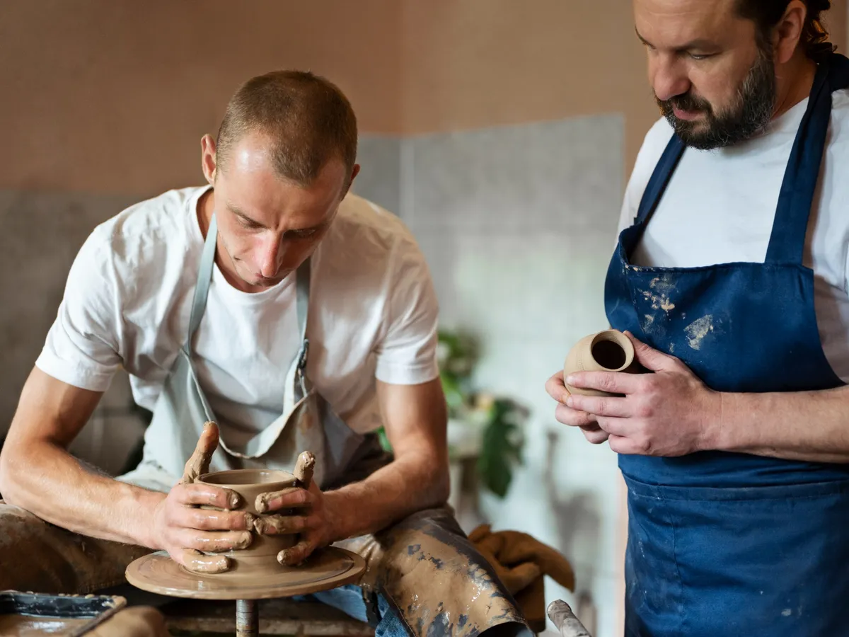 Meșter în arta porțelanului - Foto: Freepik