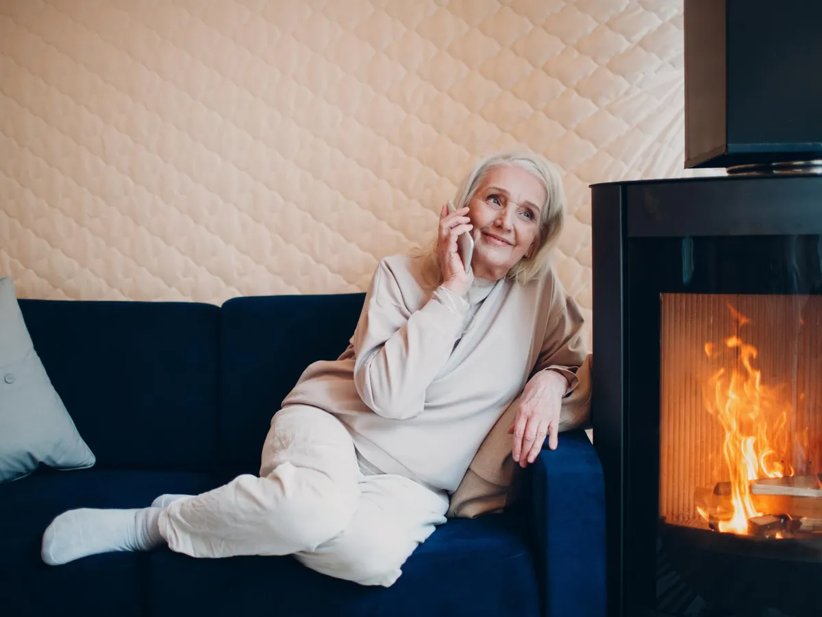 Pensionar deschizând radioul - Foto: Freepik