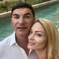 Valentina Pelinel îl vrăjește pe Cristi Borcea cu măști, fiole și exerciții. / Foto: Valentina Pelinel Page, Facebook