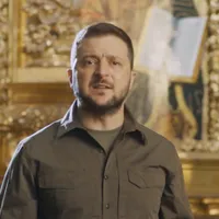 Președintele ucrainean Volodimir Zelenski în fața altarului catedralei Sfânta Sofia din Kiev - Foto: captură video