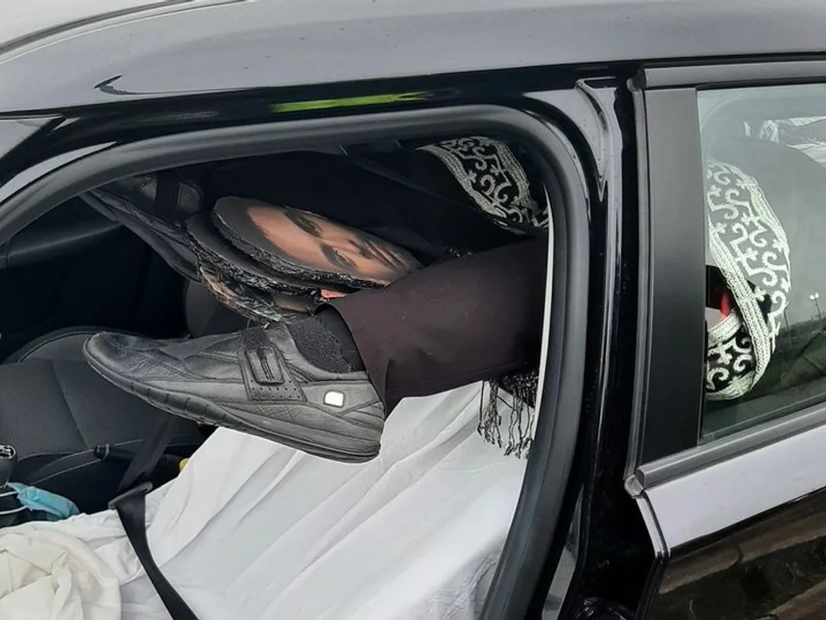 Un manechin îmbrăcat ca Făt Frumos, văzut într-o maşină pe autostradă, confundat cu un cadavru. / Foto: cambridge-news.co.uk
