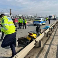 Un bătrân de 70 de ani pe scuter, strivit de un TIR pe podul peste Siret de la Pașcani. - Foto: telem.ro