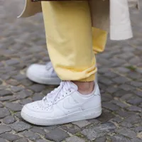 Ce produs care costă un leu te scapă de mirosul neplăcut din pantofi? Îți curăță perfect adidașii - Foto: Gettyimages / rol ilustrativ