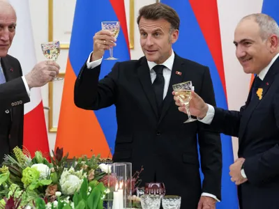 Emmanuel Macron a cântat live, acompaniat de premierul armean la tobe, cea mai cunoscut piesă a lui Aznavour