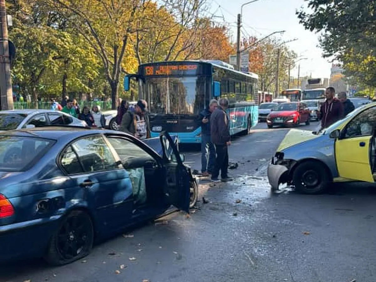 Accident grav, greu de explicat, în București. Doi șoferi s-au lovit frontal pe același sens - Foto: Facebook/Info Trafic București și Ilfov
