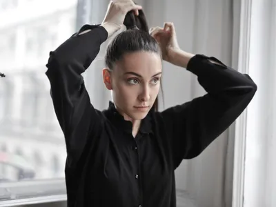 Motivul pentru care nu este bine să îți prinzi părul în coadă foarte des. Presiunea poate afecta rădăcina - Foto: Freepik (Imagine cu rol ilustartiv)