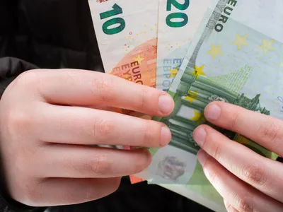 Persoană care ține euro în mână - Foto: Freepik (rol ilustrativ)