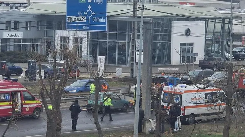 O șoferiță de 86 de ani, „spaima șoselelor” cu un Tico. A lovit doi drumari care plombau gropi - Foto: News.ro