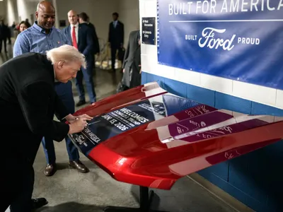 Trump, în vizită la o uzină Ford - Foto: Profimedia Images (Imagine cu rol ilustrativ)