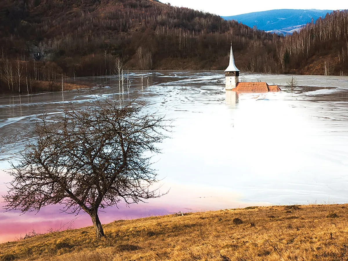 REZIDUURI Mina de la Roșia Poieni a generat un lac care a îngropat un sat - Foto: INQUAM PHOTOS/ Melinda Nagy
