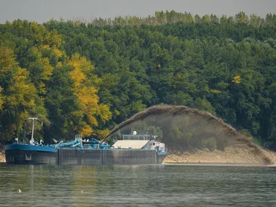 Barjele umplute cu rocă vor fi scufundate in Dunăre - Foto: Profimedia images