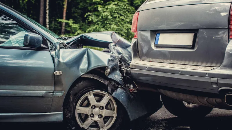 3 oameni răniți la o terasă după ce o mașină a ricoșat în ei. Fusese lovită de o altă mașină - Foto: Freepik