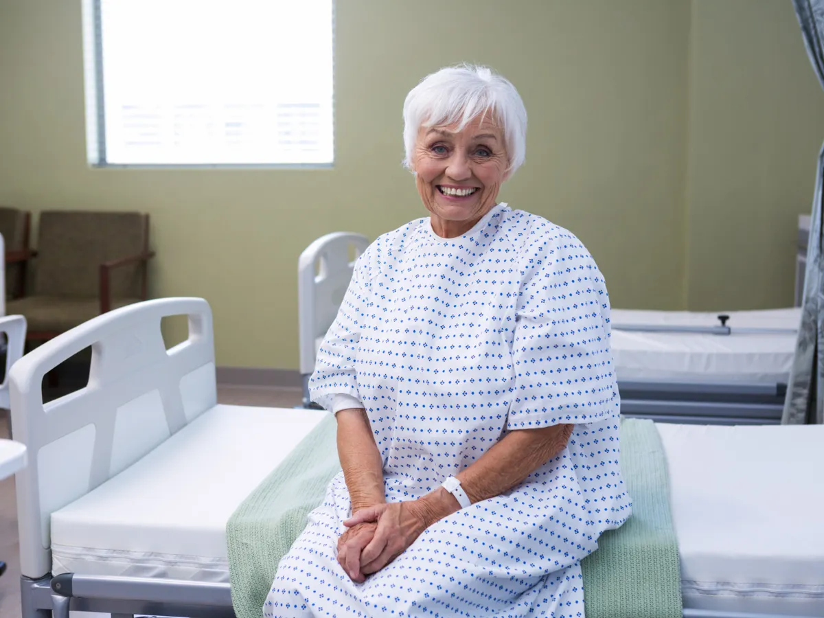 Pensionară la pensie, în spital - Foto: Freepik